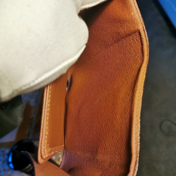 Sold of PM. 💯% Authentic LV Alexander Mediem Wallet - Picture 8 of 15